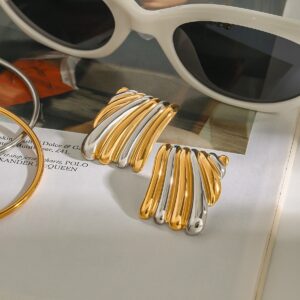 Ohrringe aus 18-karätigem Gold in geometrischer Form mit farblich abgestimmtem Gold- und Silberdesign