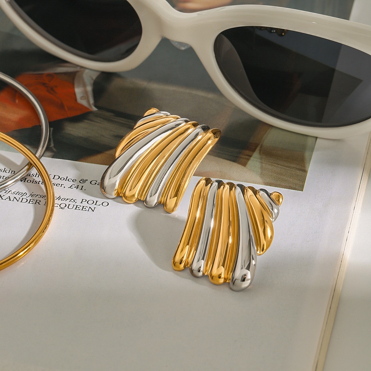 Ohrringe aus 18-karätigem Gold in geometrischer Form mit farblich abgestimmtem Gold- und Silberdesign