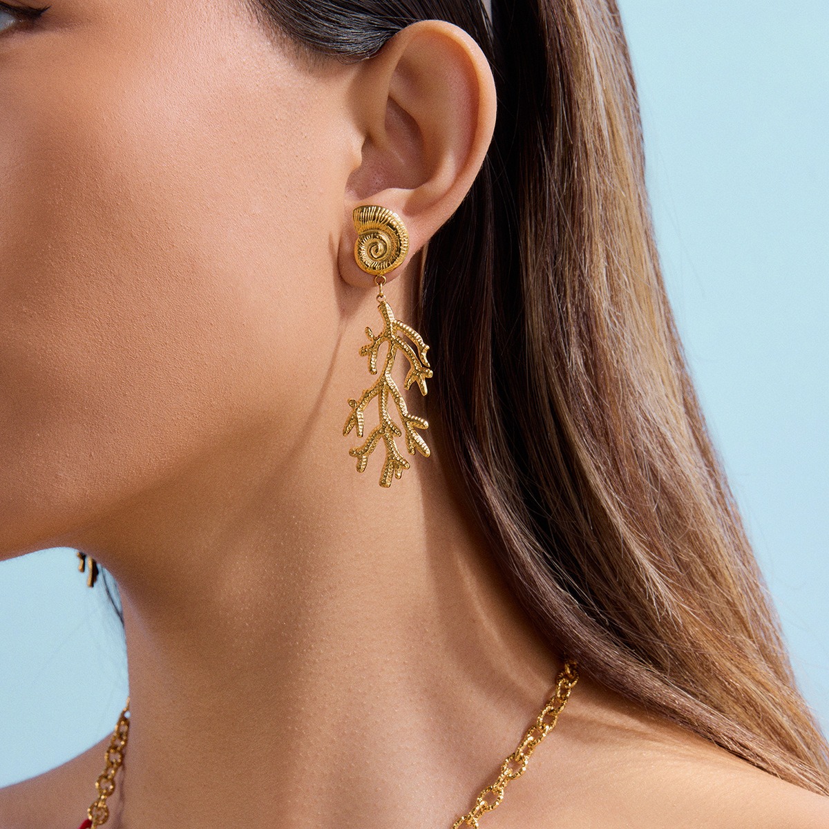 Einzigartige und edle Ohrringe aus 18-karätigem Gold mit Muschelmuster und Korallenmotiv – Bild 2