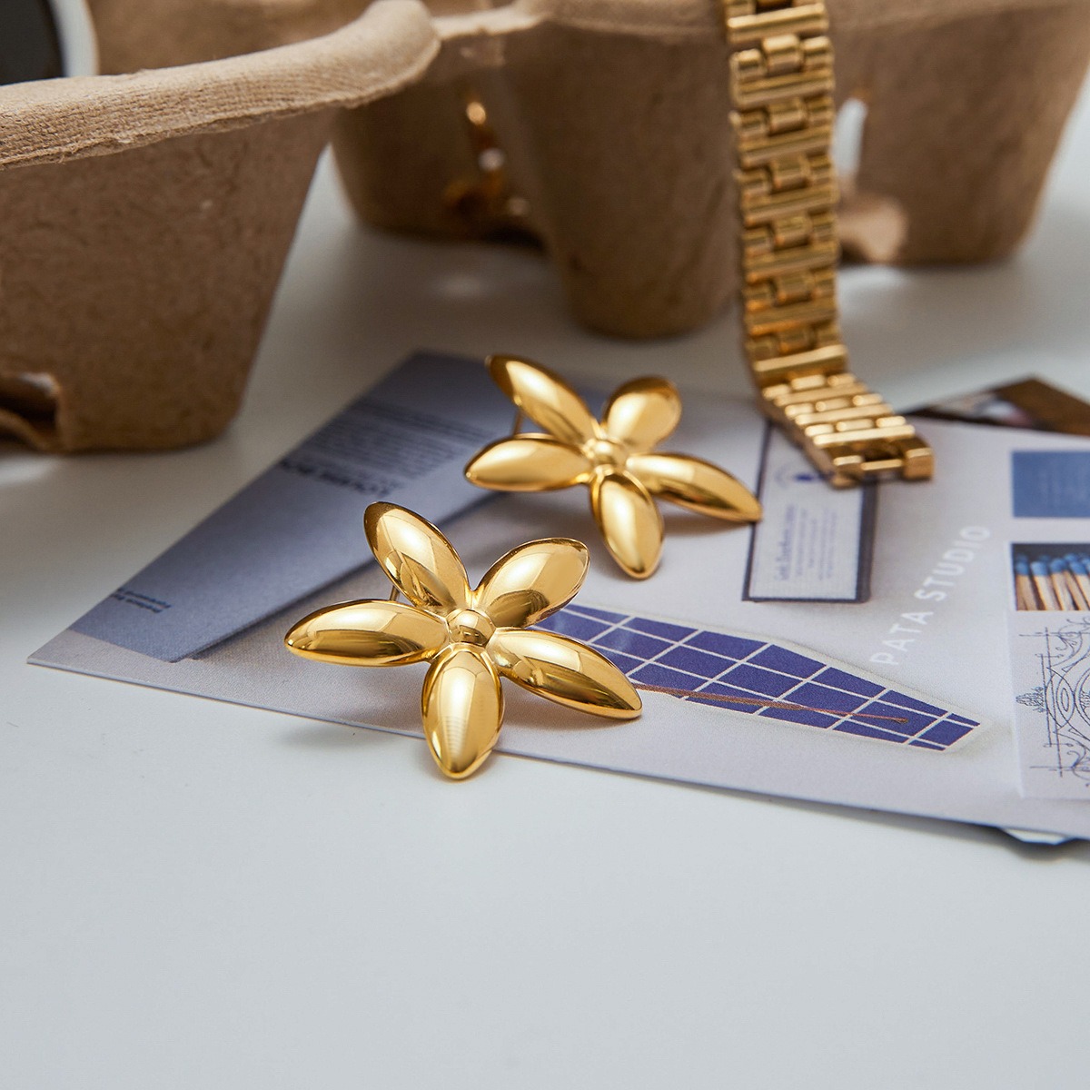 Leichte, luxuriöse Ohrringe aus 18-karätigem Gold mit fünfblättrigem Blumendesign – Bild 3