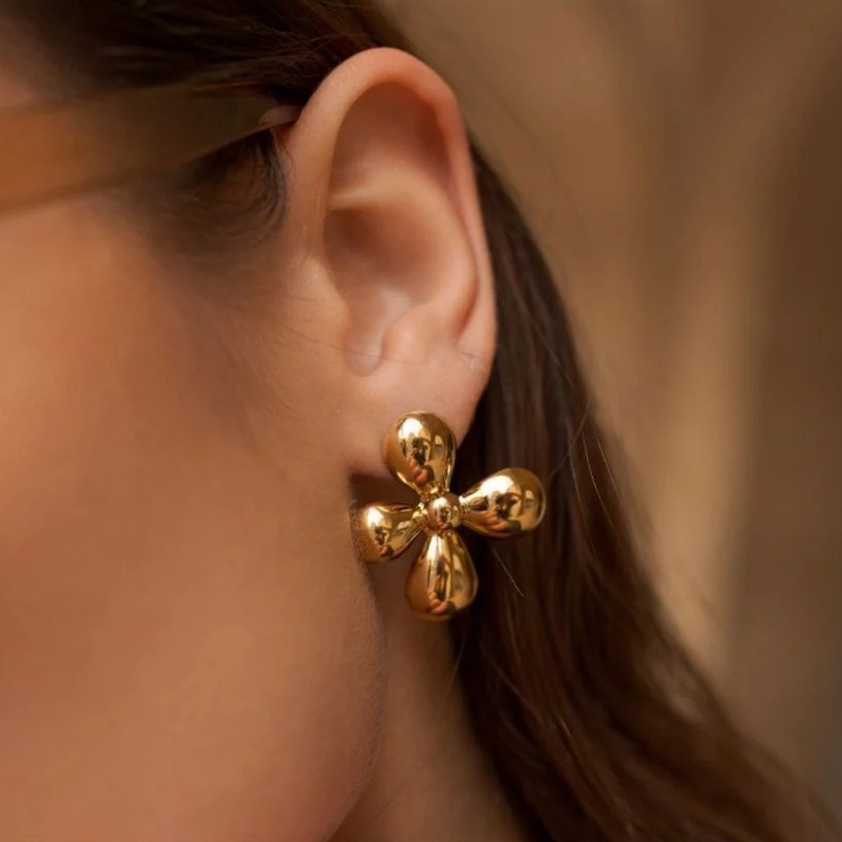 Ohrringe in Blütenform aus 18-karätigem Gold – Bild 2