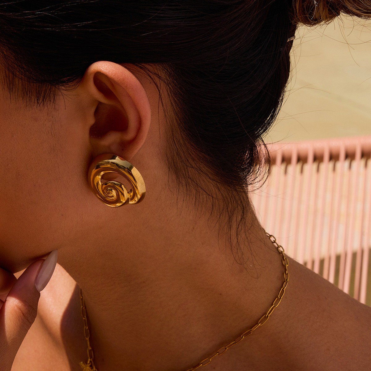 Klassische. modische Ohrringe aus 18-karätigem Gold – Bild 5