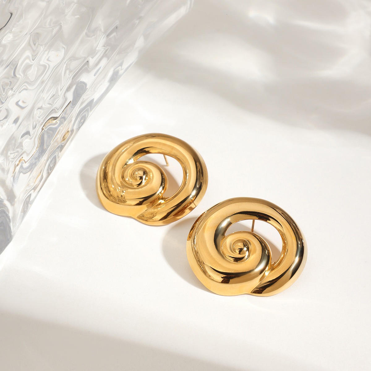 Klassische. modische Ohrringe aus 18-karätigem Gold – Bild 6