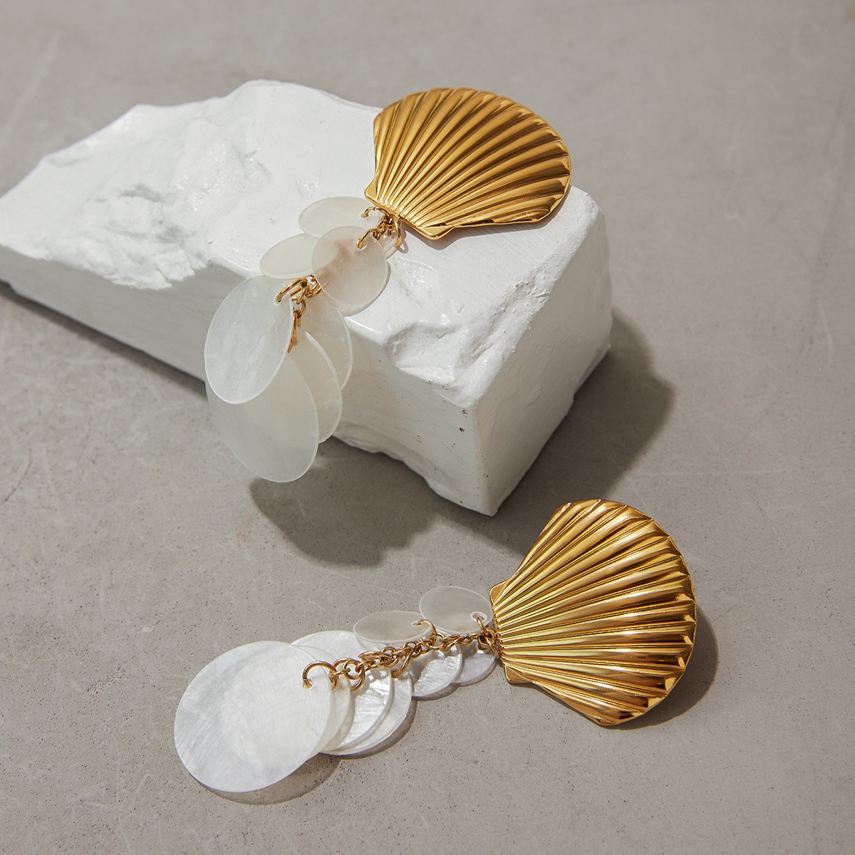 Ohrringe in Muschelform aus 18-karätigem Gold – Bild 3