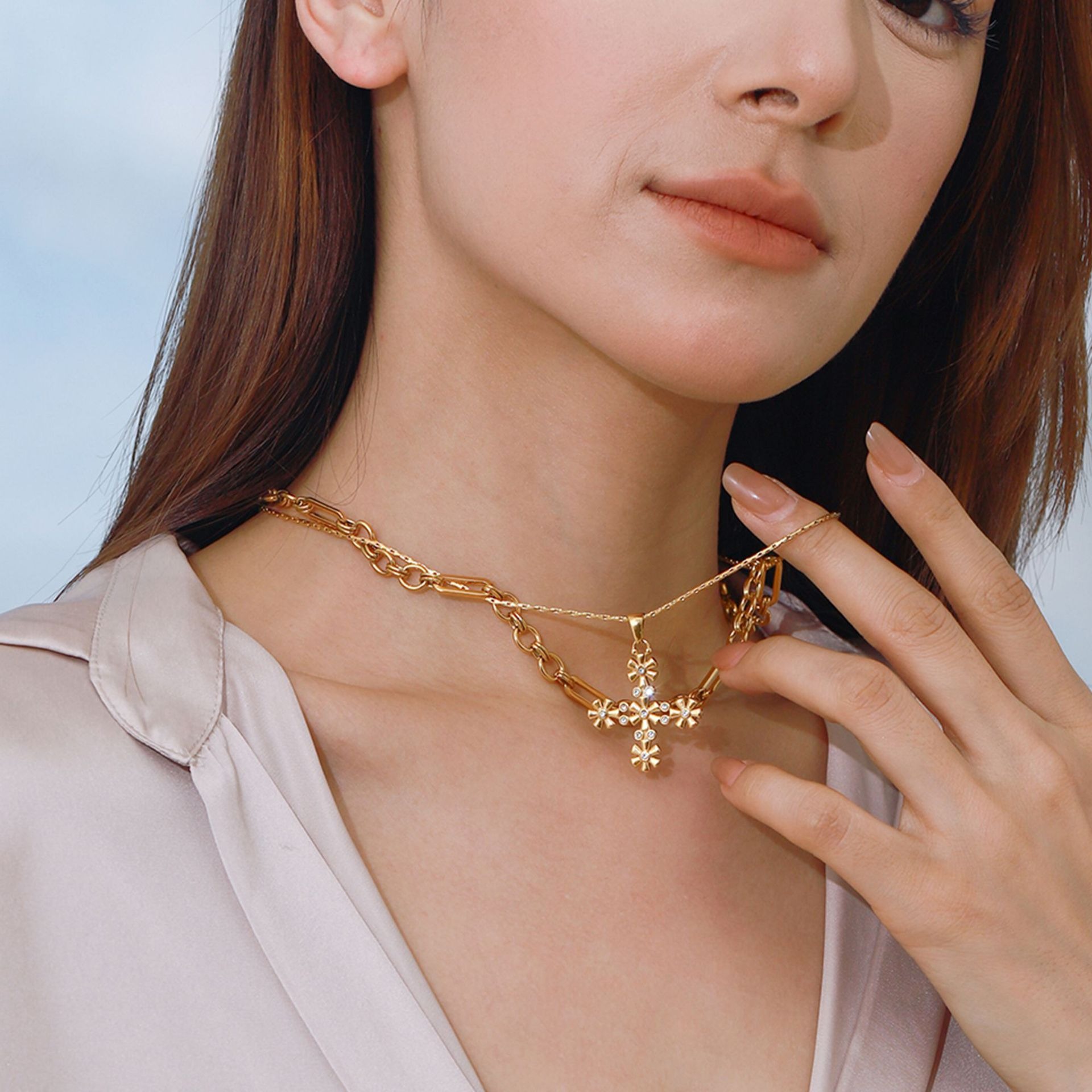 Exquisite und modische Halskette mit Kreuz aus 18-karätigem Gold in Blütenform – Bild 5