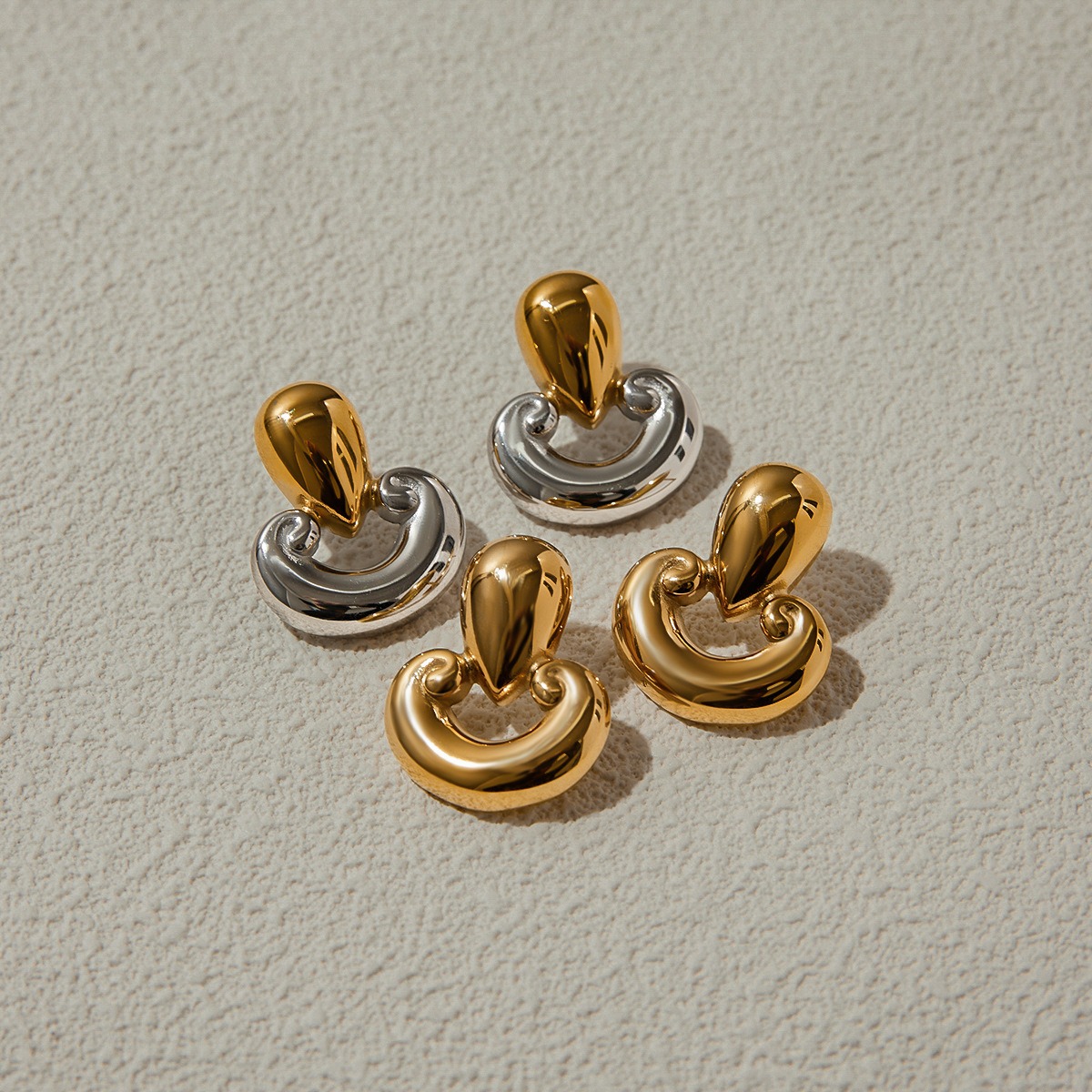 Pilzförmige Ohrringe aus 18-karätigem Gold mit einzigartigem Hohlmuster – Bild 5