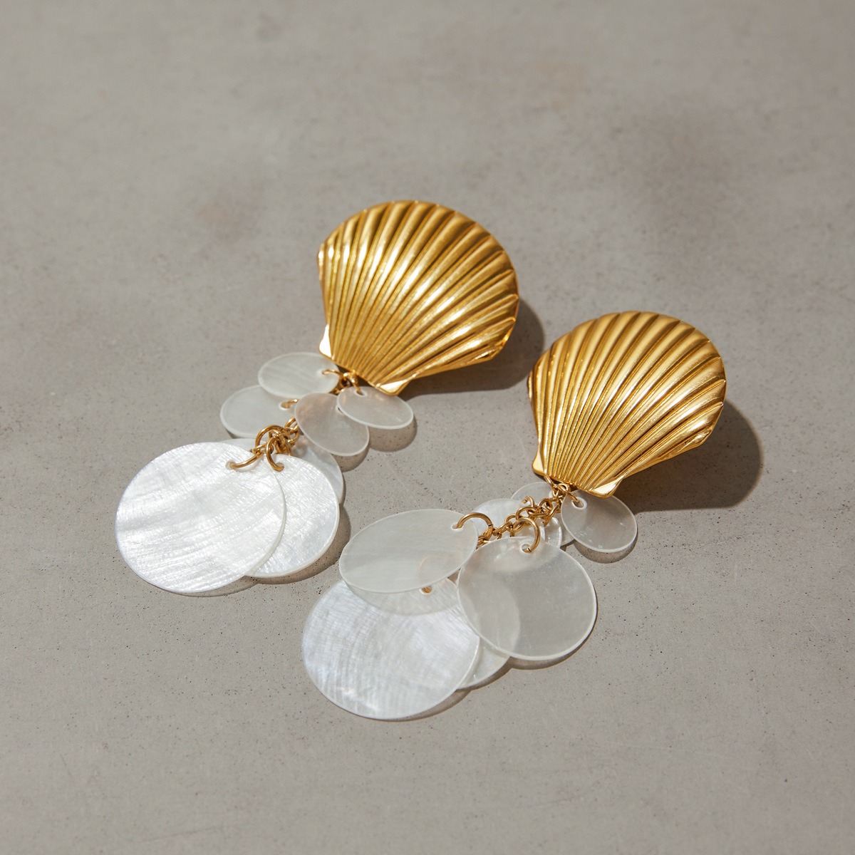 Ohrringe in Muschelform aus 18-karätigem Gold – Bild 6