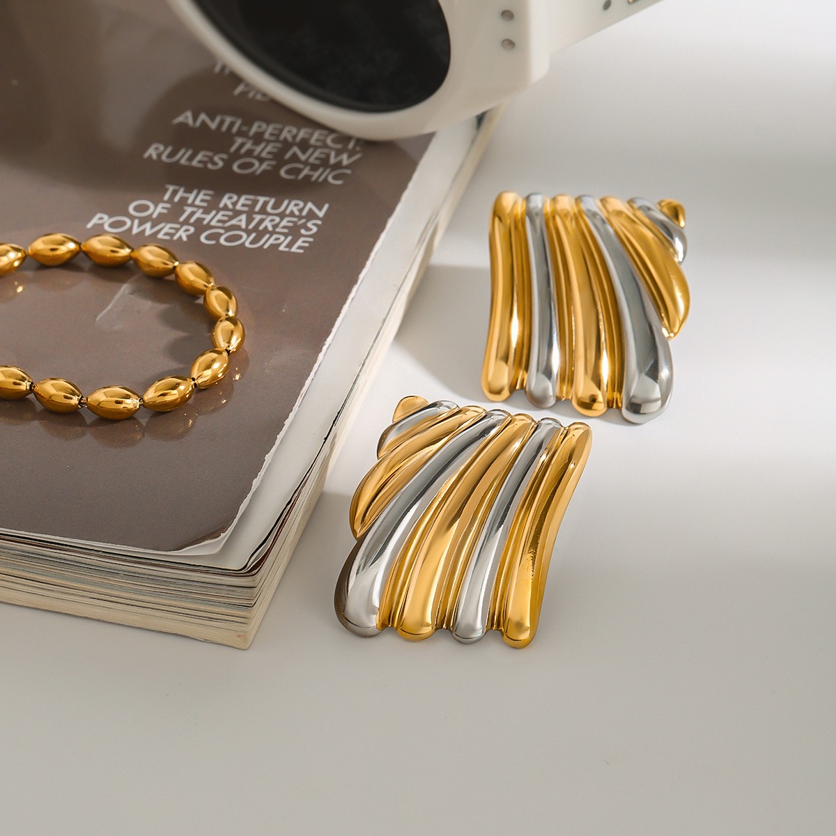 Ohrringe aus 18-karätigem Gold in geometrischer Form mit farblich abgestimmtem Gold- und Silberdesign – Bild 5