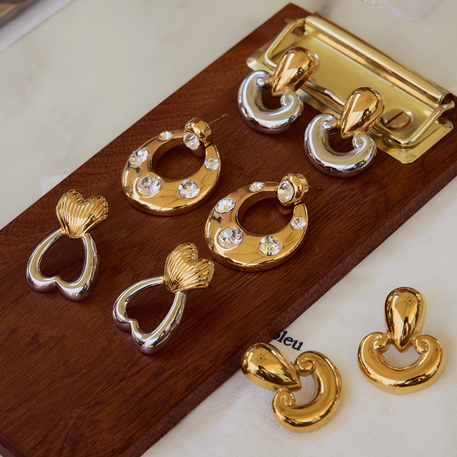 Klassisches Ohrring- und Ringset aus 18-karätigem Gold – Bild 8