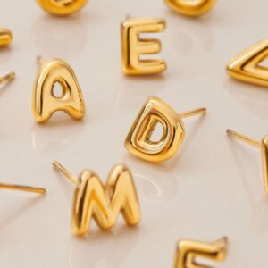 Klassische Buchstaben-Ohrringe aus 18-karätigem Gold