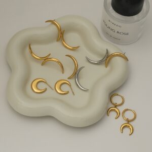 18-karätige Goldohrringe in Mondform