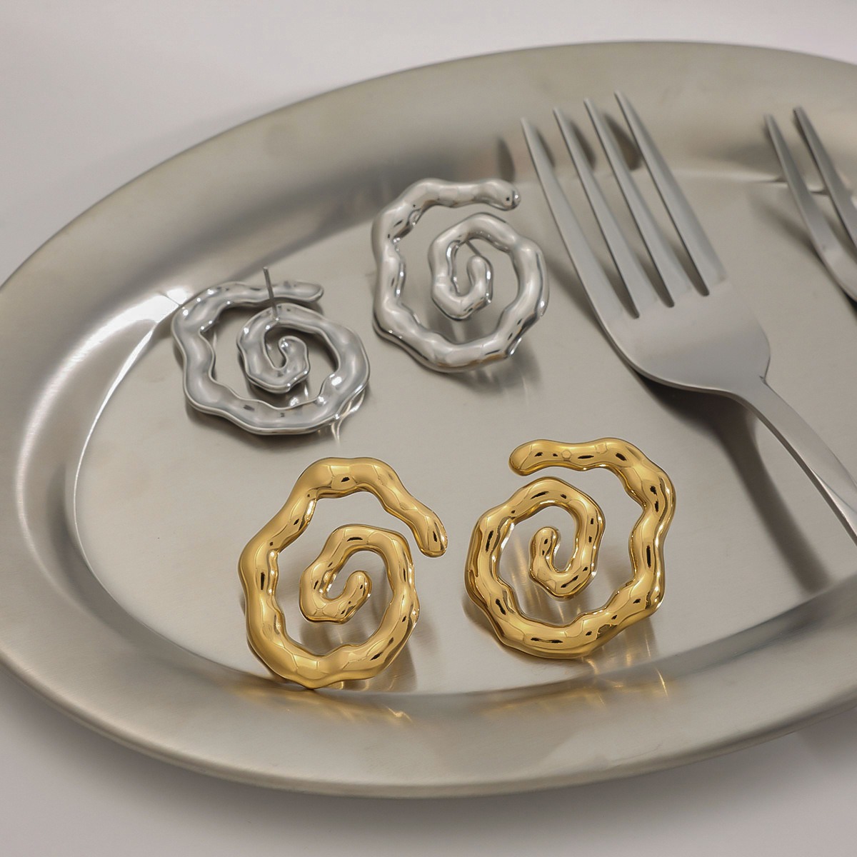 18-karätige Goldohrringe mit Hohlfaden und strukturiertem Design – Bild 4