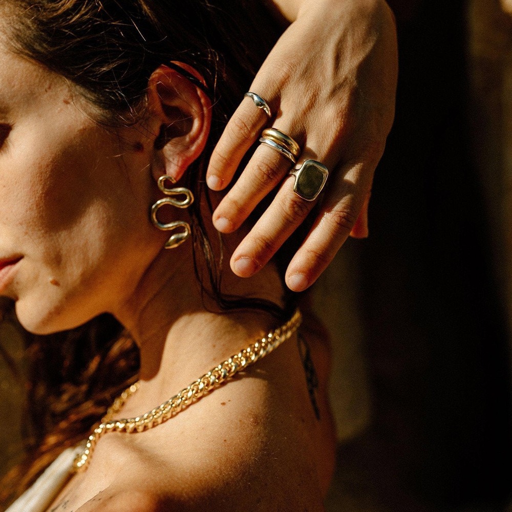 Trendige und personalisierte Ohrringe in Schlangenform aus 18-karätigem Gold – Bild 4