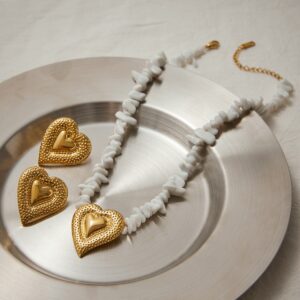 Herzförmige Ohrringe und Halskette aus 18-karätigem Gold