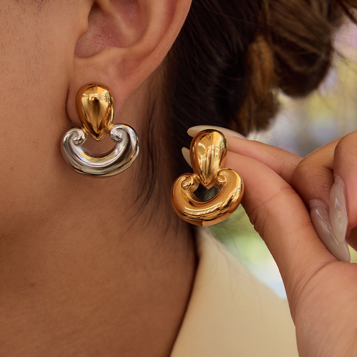 Pilzförmige Ohrringe aus 18-karätigem Gold mit einzigartigem Hohlmuster – Bild 6