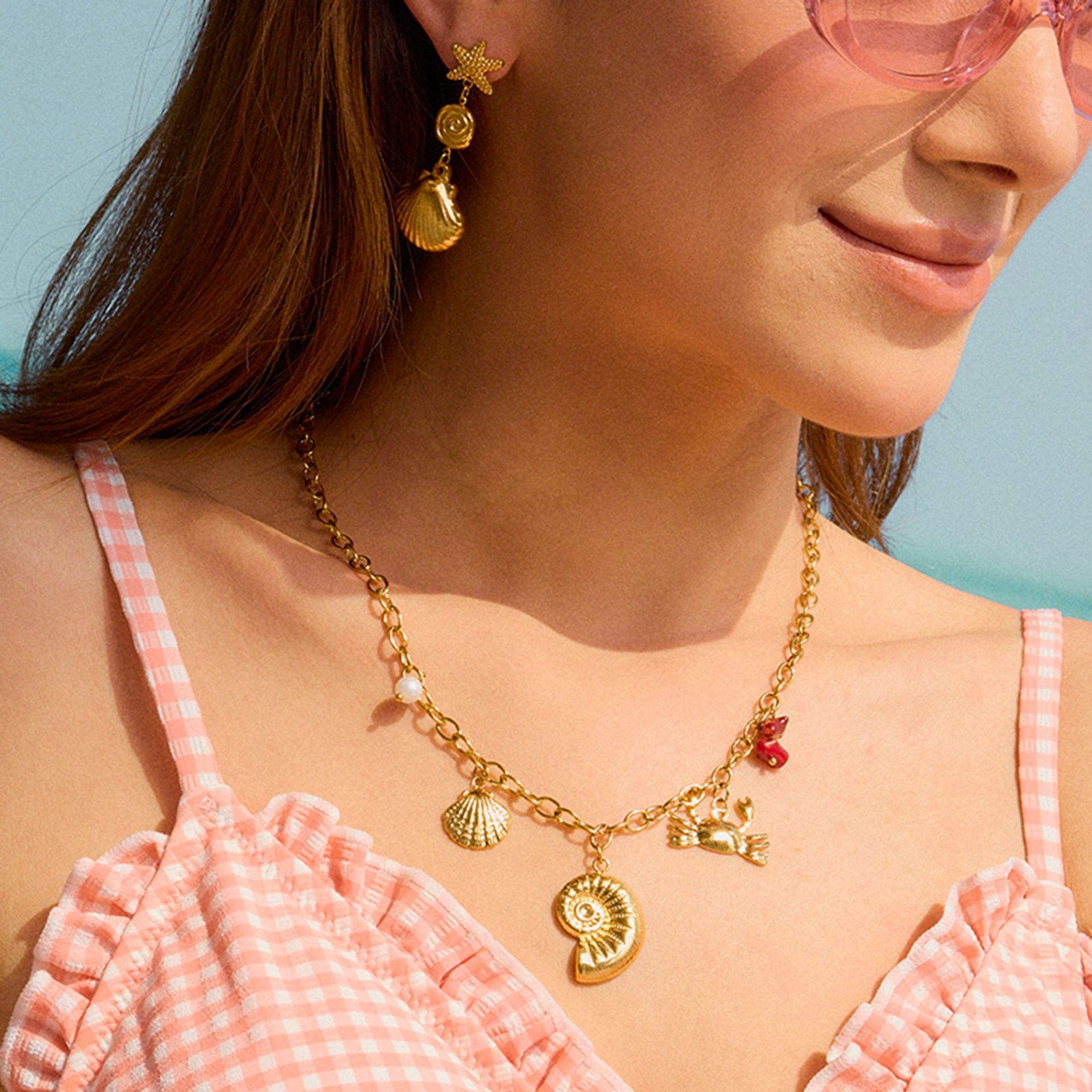 Exquisite und edle Ohrringe aus 18-karätigem Gold mit Muscheln und Quasten – Bild 2