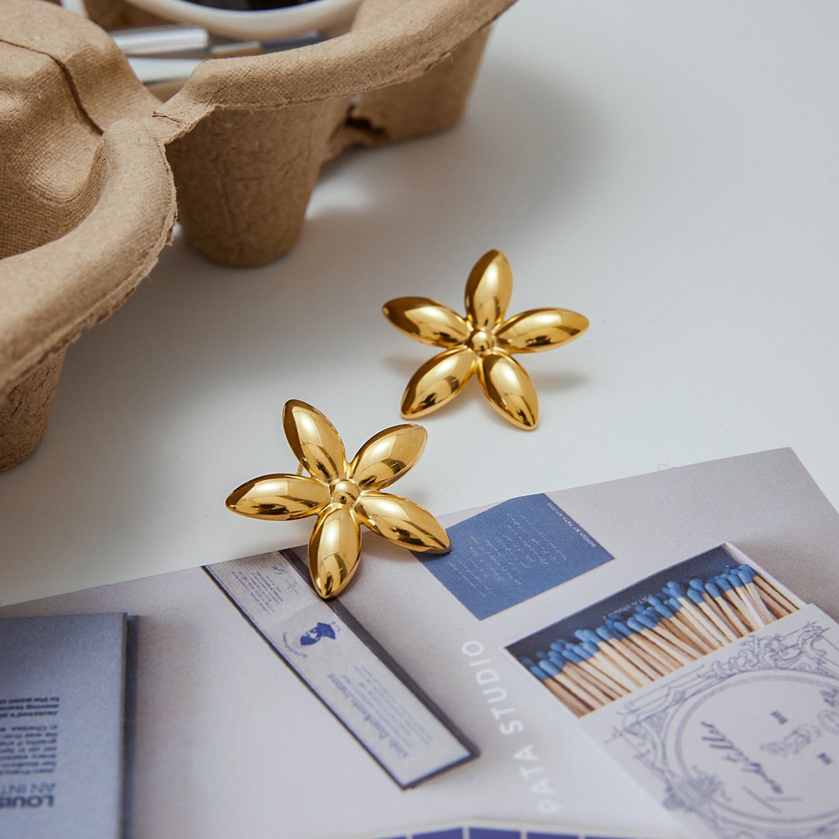 Leichte, luxuriöse Ohrringe aus 18-karätigem Gold mit fünfblättrigem Blumendesign – Bild 7