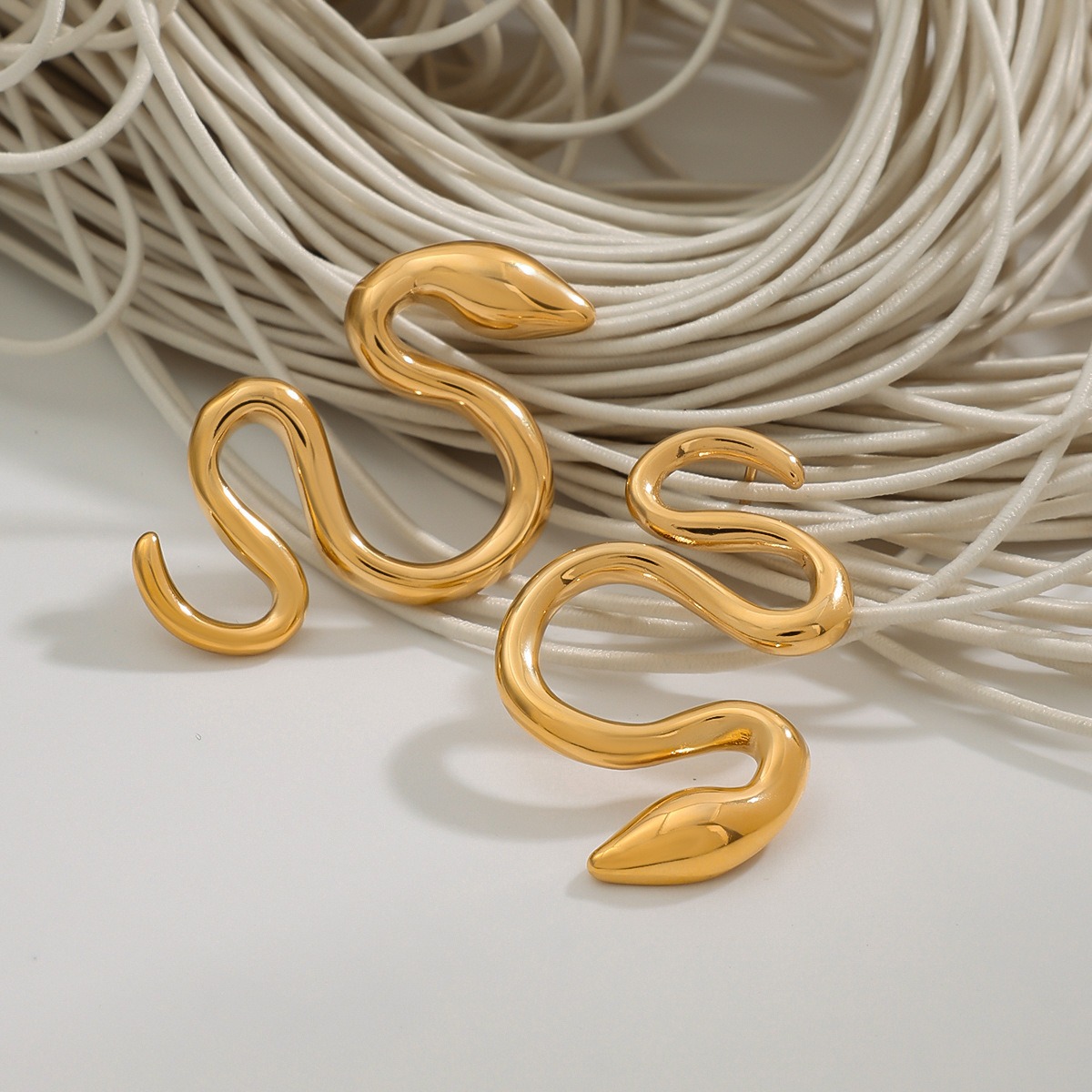 Trendige und personalisierte Ohrringe in Schlangenform aus 18-karätigem Gold