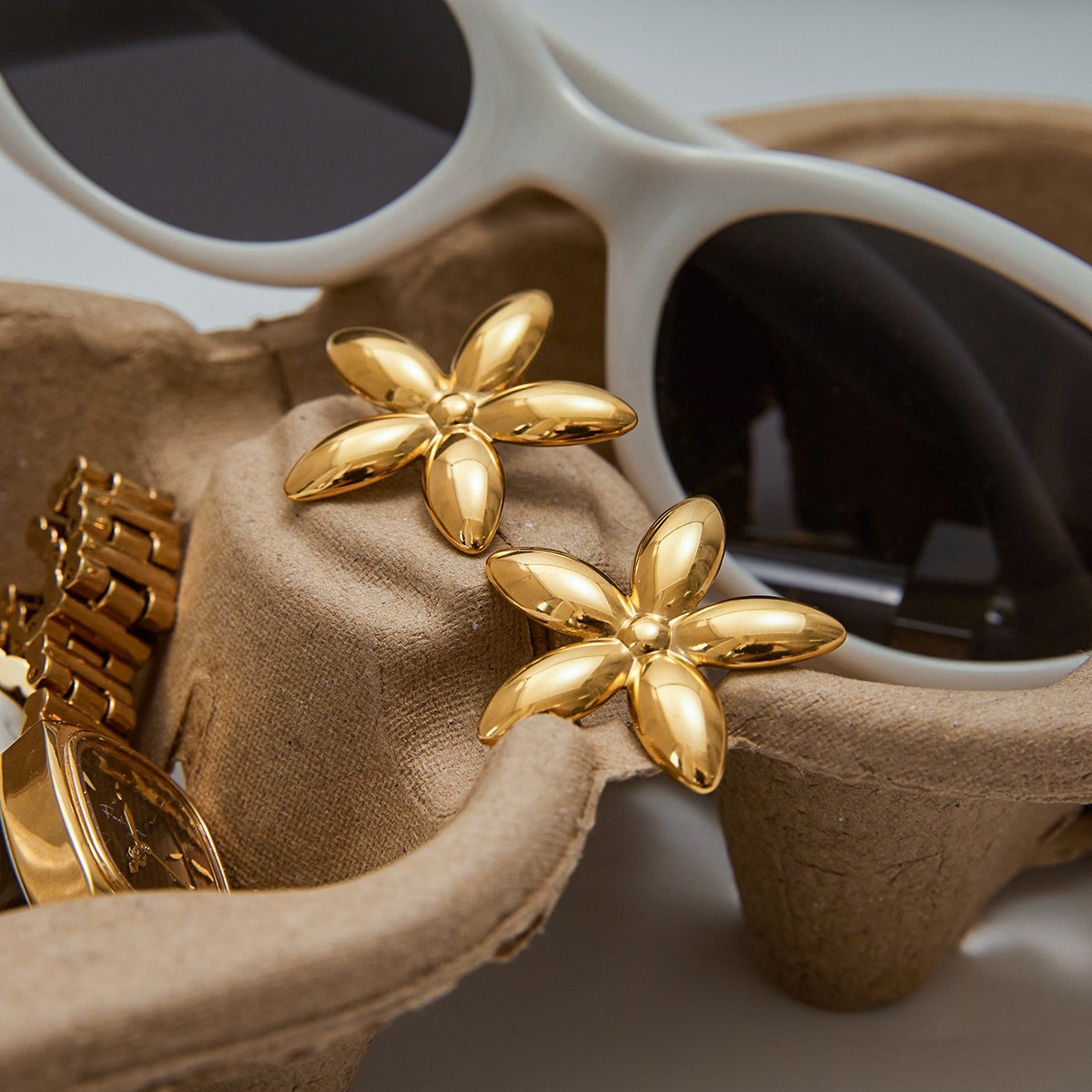 Leichte, luxuriöse Ohrringe aus 18-karätigem Gold mit fünfblättrigem Blumendesign