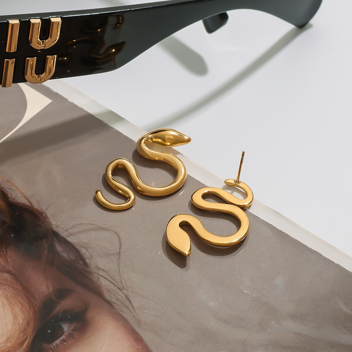 Trendige und personalisierte Ohrringe in Schlangenform aus 18-karätigem Gold – Bild 6
