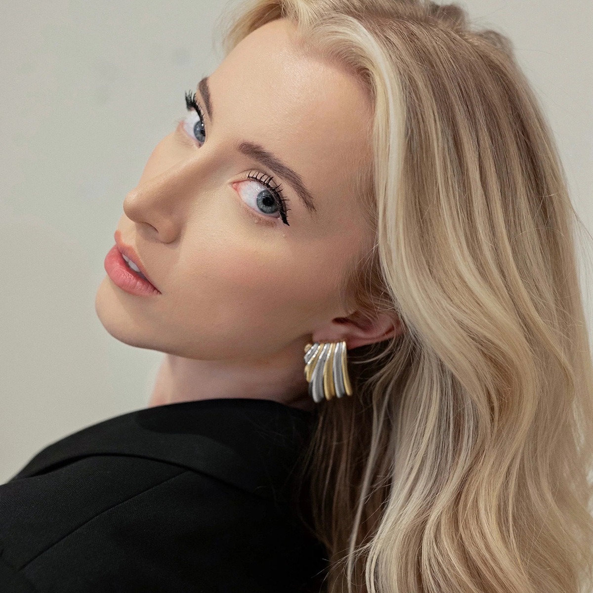 Ohrringe aus 18-karätigem Gold in geometrischer Form mit farblich abgestimmtem Gold- und Silberdesign – Bild 7