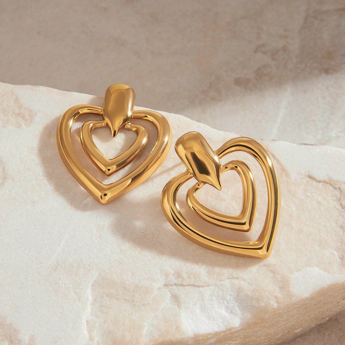 Schlichte und elegante Ohrringe aus 18-karätigem Gold in Herzform mit doppellagigem Design und hohler Optik – Bild 7