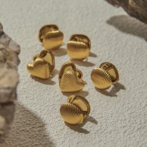 Herzförmige Ohrringe aus 18-karätigem Gold mit strukturierter Oberfläche