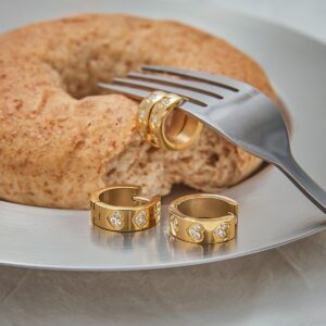 18-karätige Goldohrringe in Herzform mit eingelegten Edelsteinen