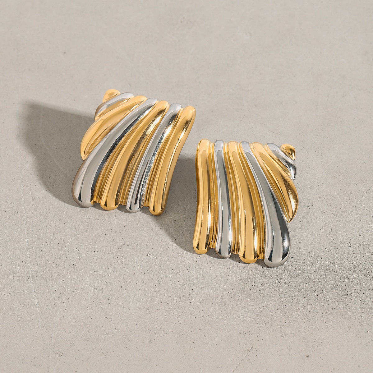 Ohrringe aus 18-karätigem Gold in geometrischer Form mit farblich abgestimmtem Gold- und Silberdesign – Bild 8