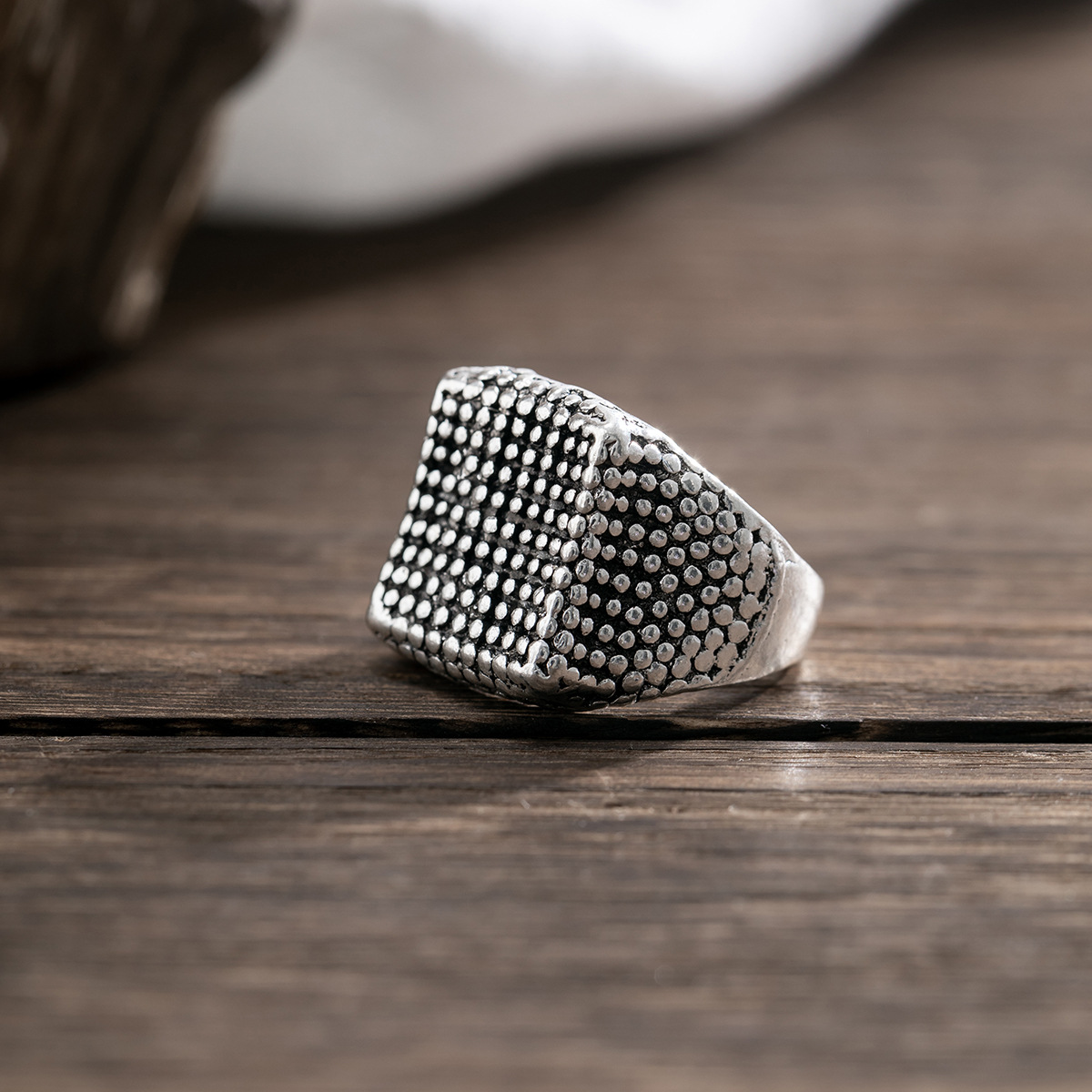 Trendiger, quadratischer Ring im Hip-Hop-Design mit Noppen – Bild 2