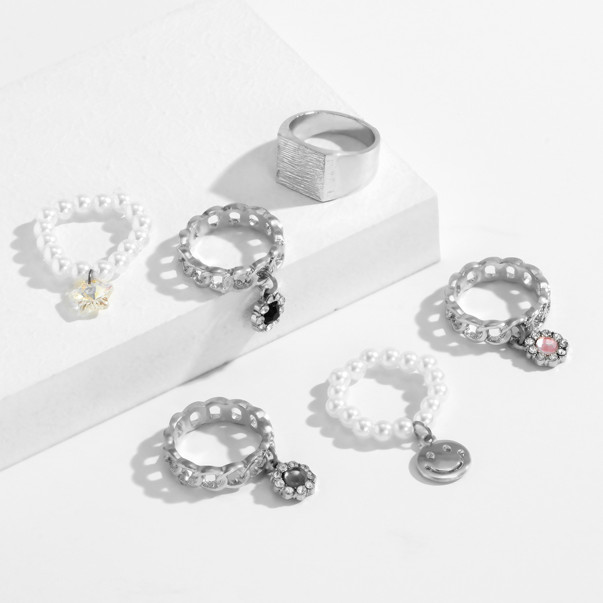 Modischer, farblich abgestimmter Ring im Hip-Hop-Stil – Bild 3