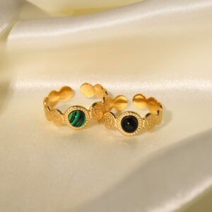 Offener Damenring aus 18-karätig vergoldetem, zart gehämmertem Material mit Natursteinbesatz