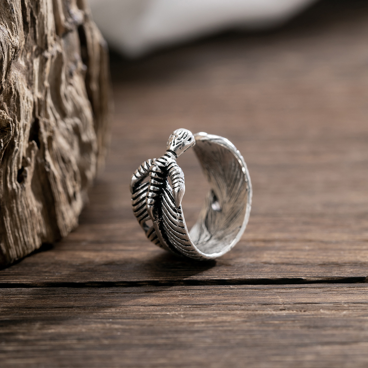 Vielseitiger Ring mit exquisitem und neuartigem Federdesign – Bild 2