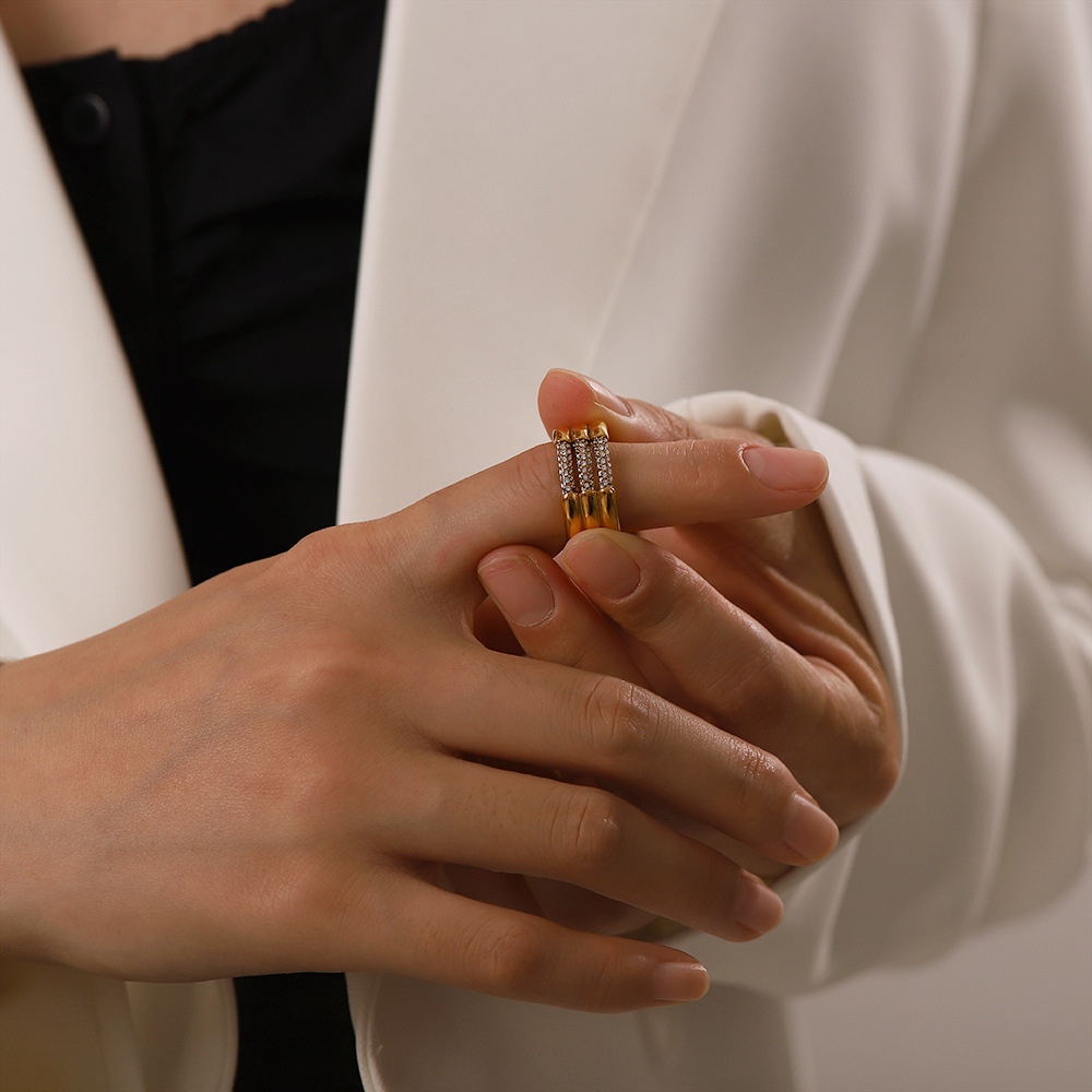 Dreilagiger, vielseitiger Ring aus 18-karätig vergoldetem Material mit weißen und grünen Diamanten – Bild 5