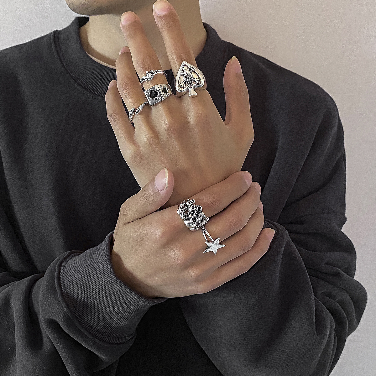 Modischer Ring mit Totenkopf-/Schlangen-/Pik-Ass-/Fünfeck-Motiv – Bild 2