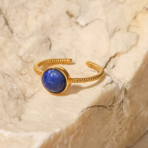 Runder, verstellbarer Ring mit gedrehtem Design und 18-karätigem Goldplattierung und Lapislazuli