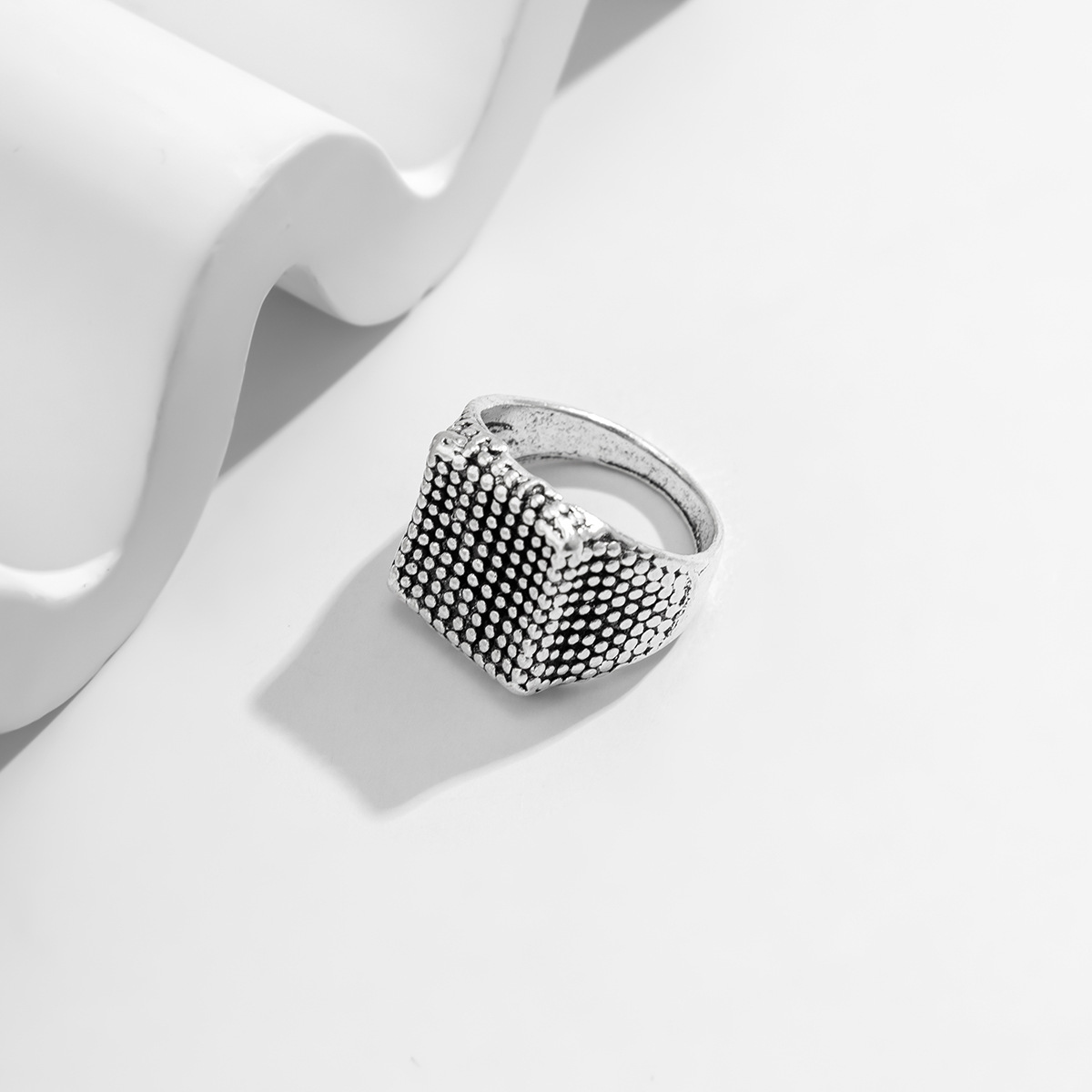 Trendiger, quadratischer Ring im Hip-Hop-Design mit Noppen – Bild 4