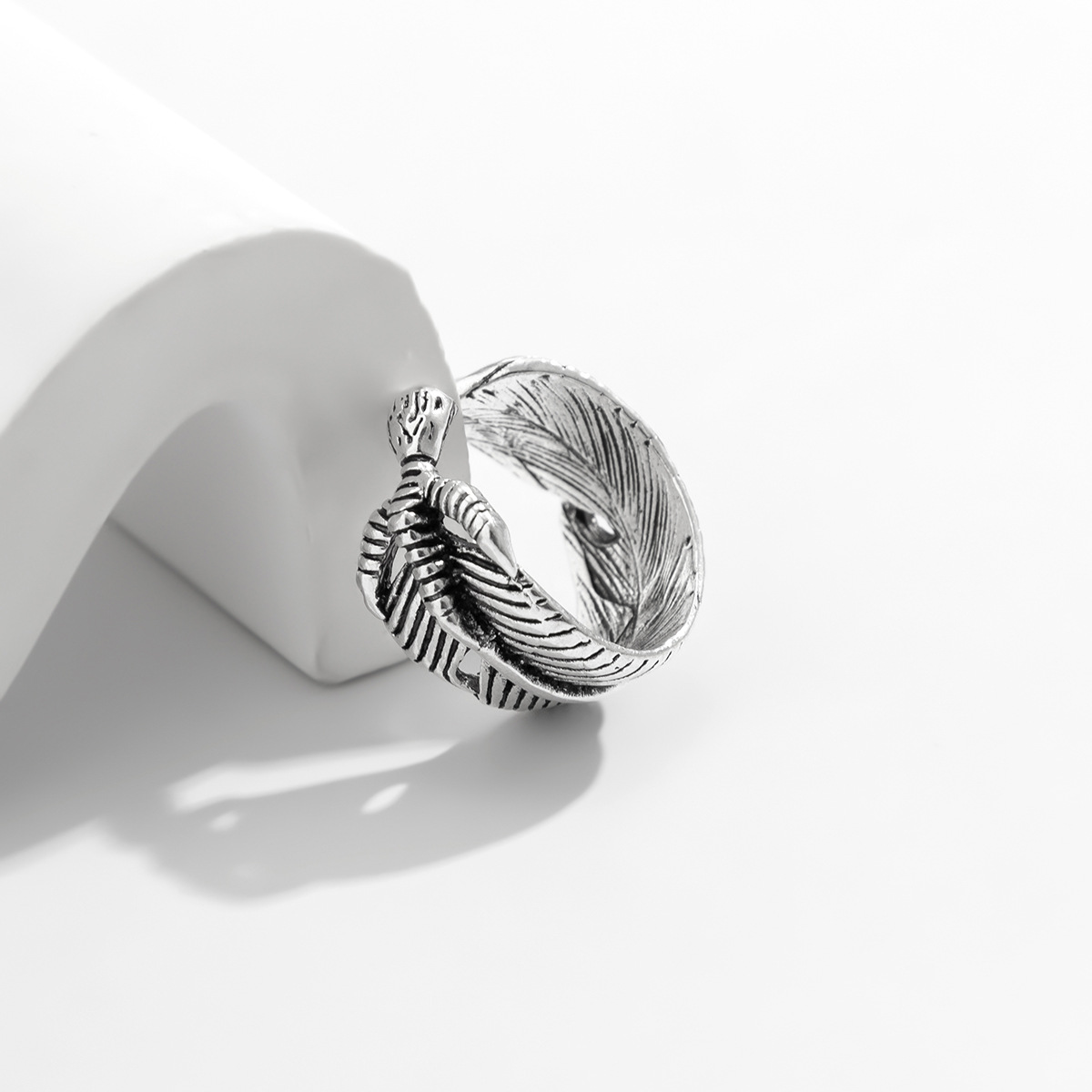 Vielseitiger Ring mit exquisitem und neuartigem Federdesign – Bild 9