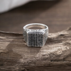 Trendiger, quadratischer Ring im Hip-Hop-Design mit Noppen