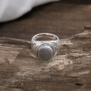 Modischer, trendiger Ring in ovaler Form mit gemustertem Design