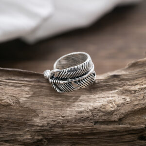 Vielseitiger Ring mit exquisitem und neuartigem Federdesign