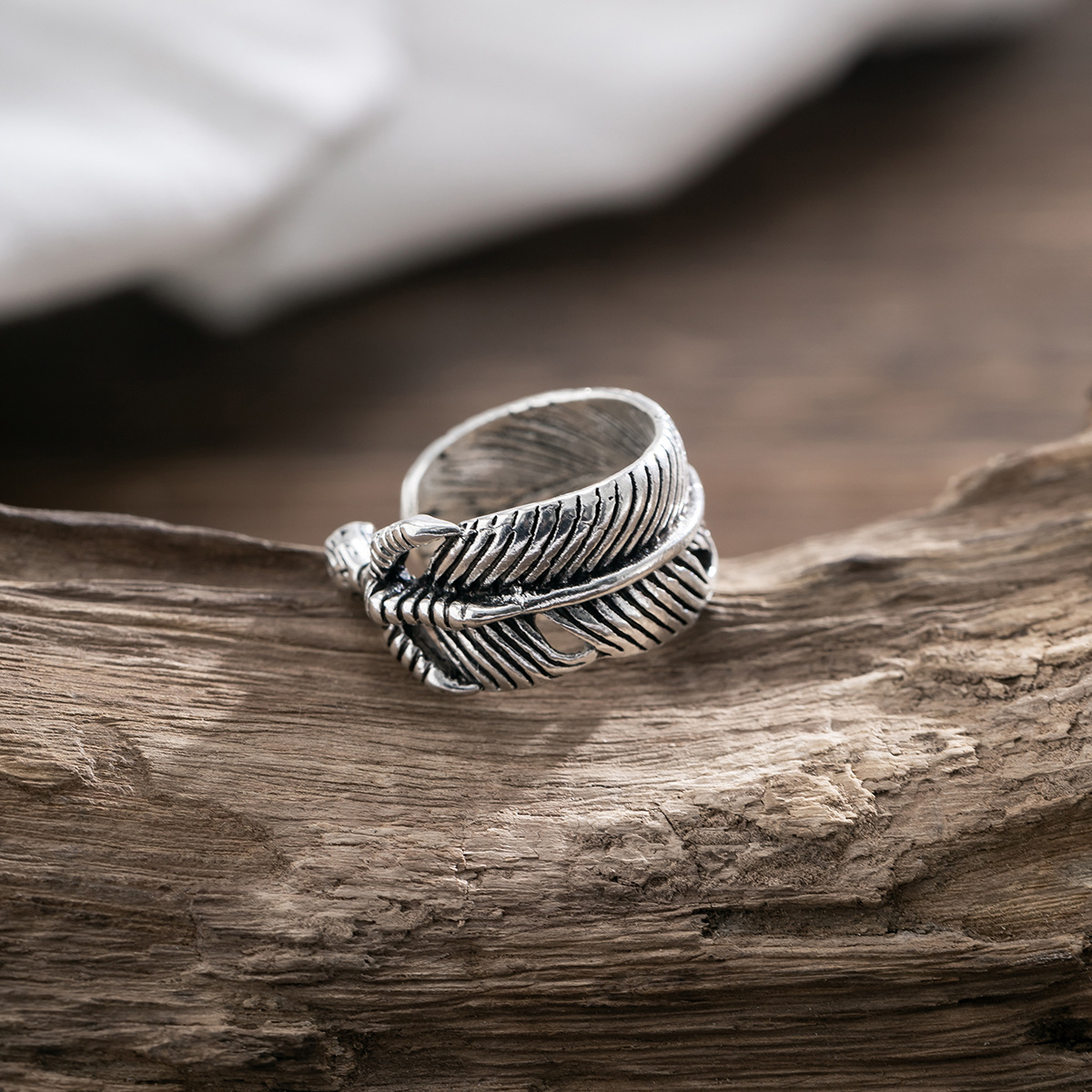 Vielseitiger Ring mit exquisitem und neuartigem Federdesign