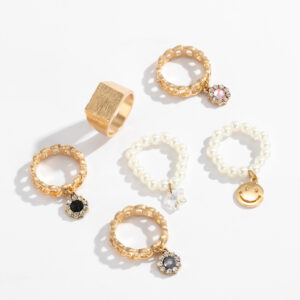 Modischer, farblich abgestimmter Ring im Hip-Hop-Stil